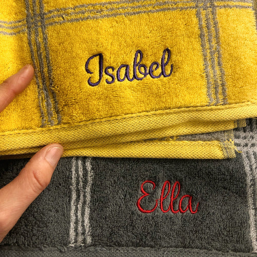 Mit Namen der Enkel bestickte Handtücher