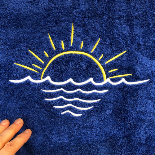 Grosses Strandtuch mit sommerlicher Stickerei