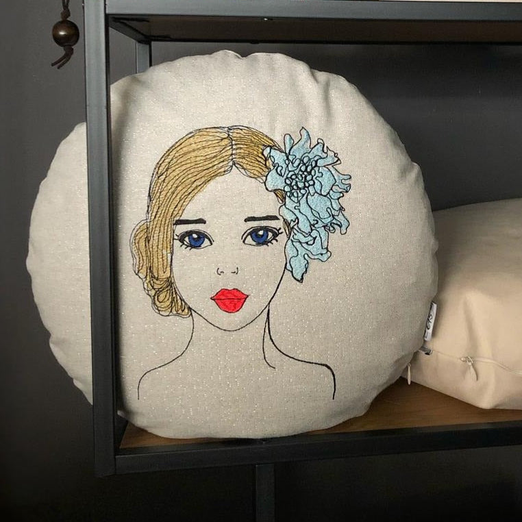 Rundes Kissen mit Ballerina Stickerei hell