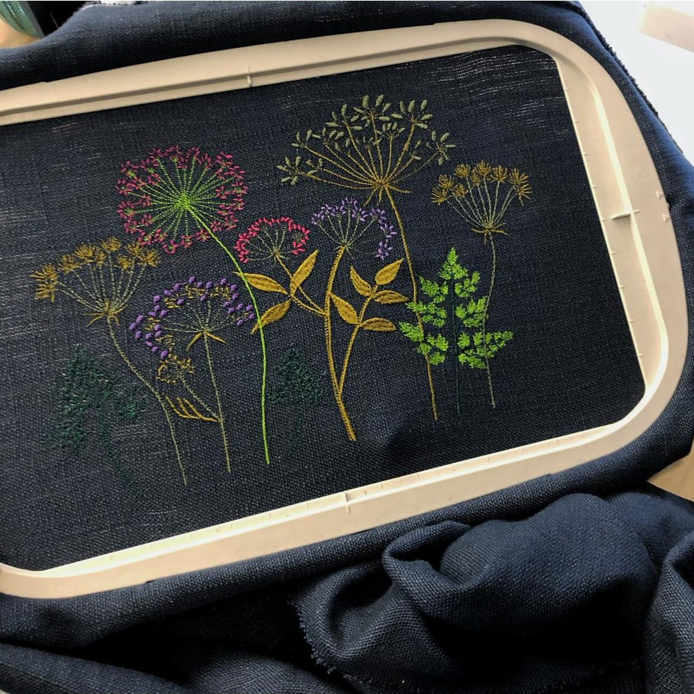 Kissen mit gestickter Blumenwiese