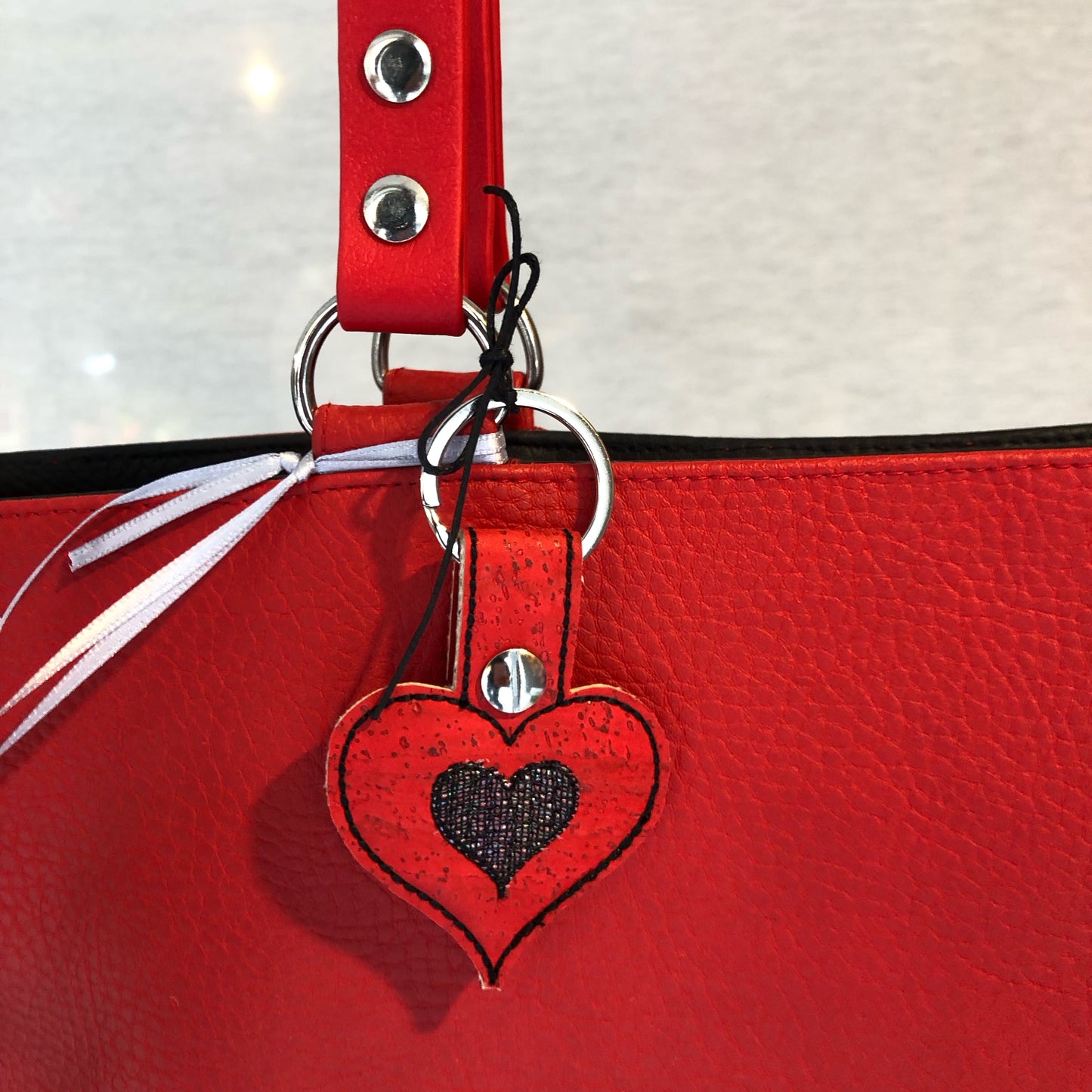 Bag Charm Schlüssel Anhänger aus Kork mit Stickerei