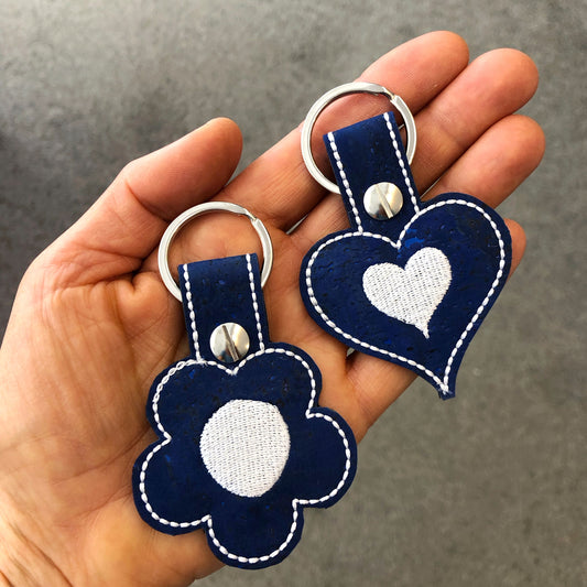 Bag Charm Schlüsselanhänger aus Kork in blau weiss