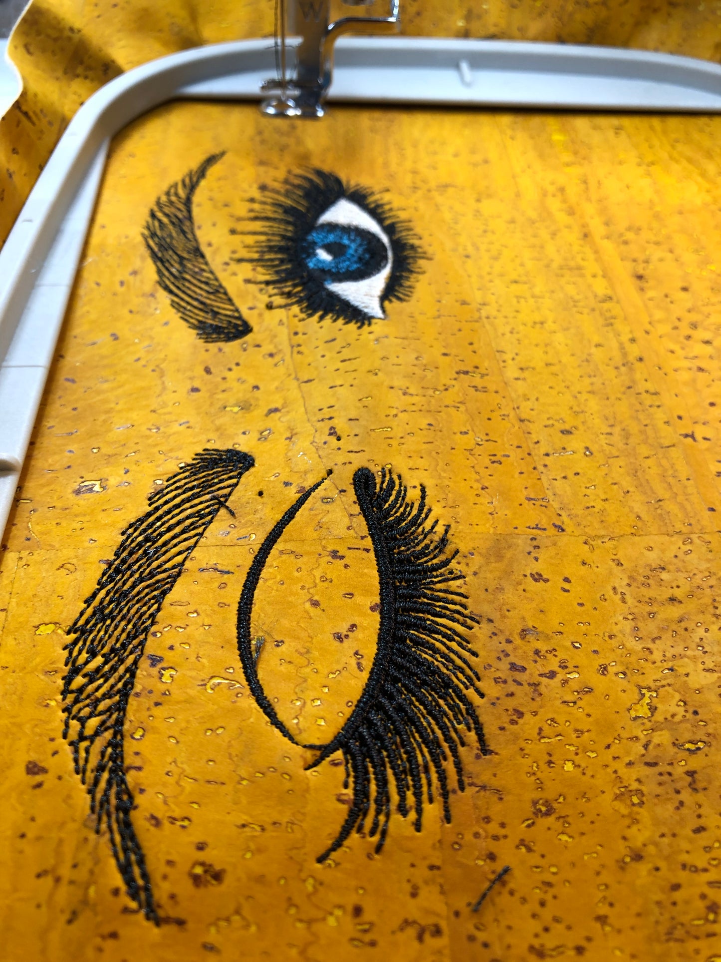 .Hülle aus Kork mit Stickerei.