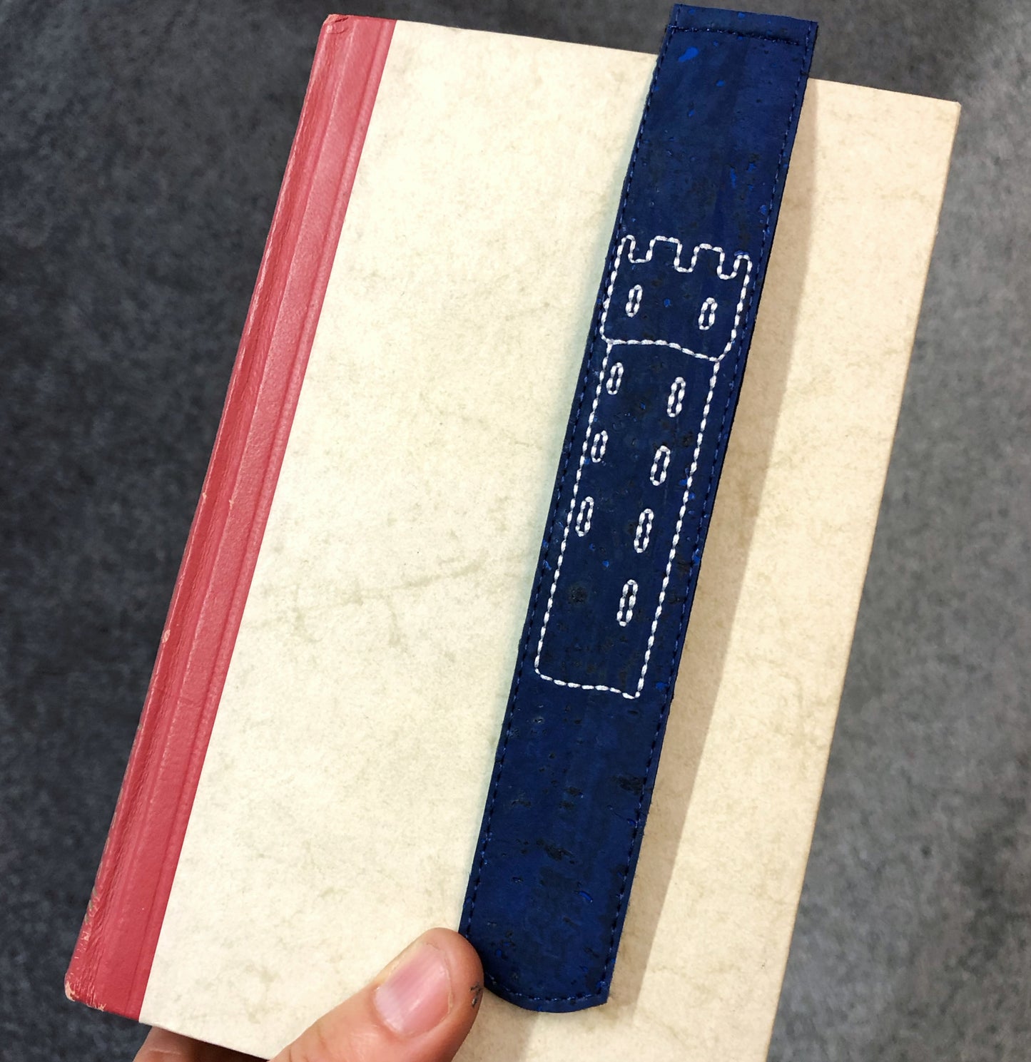 Lesezeichen aus Kork mit Mehlsack Stickerei