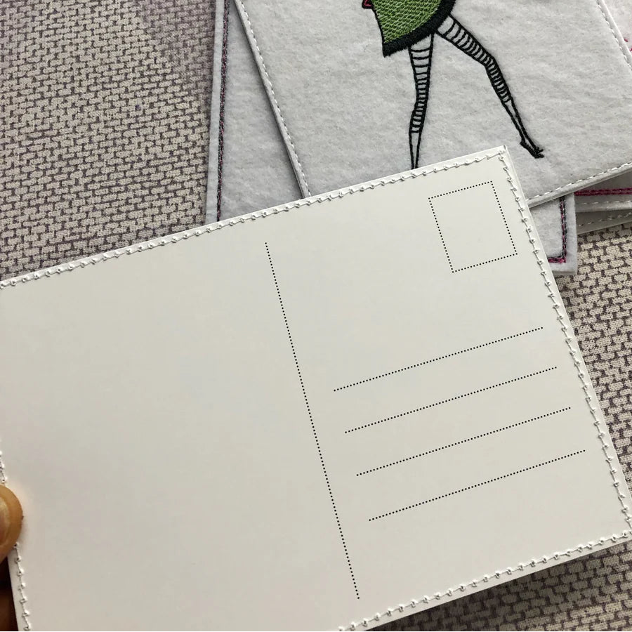 Gestickte Postkarte mit Herzen blau weiß