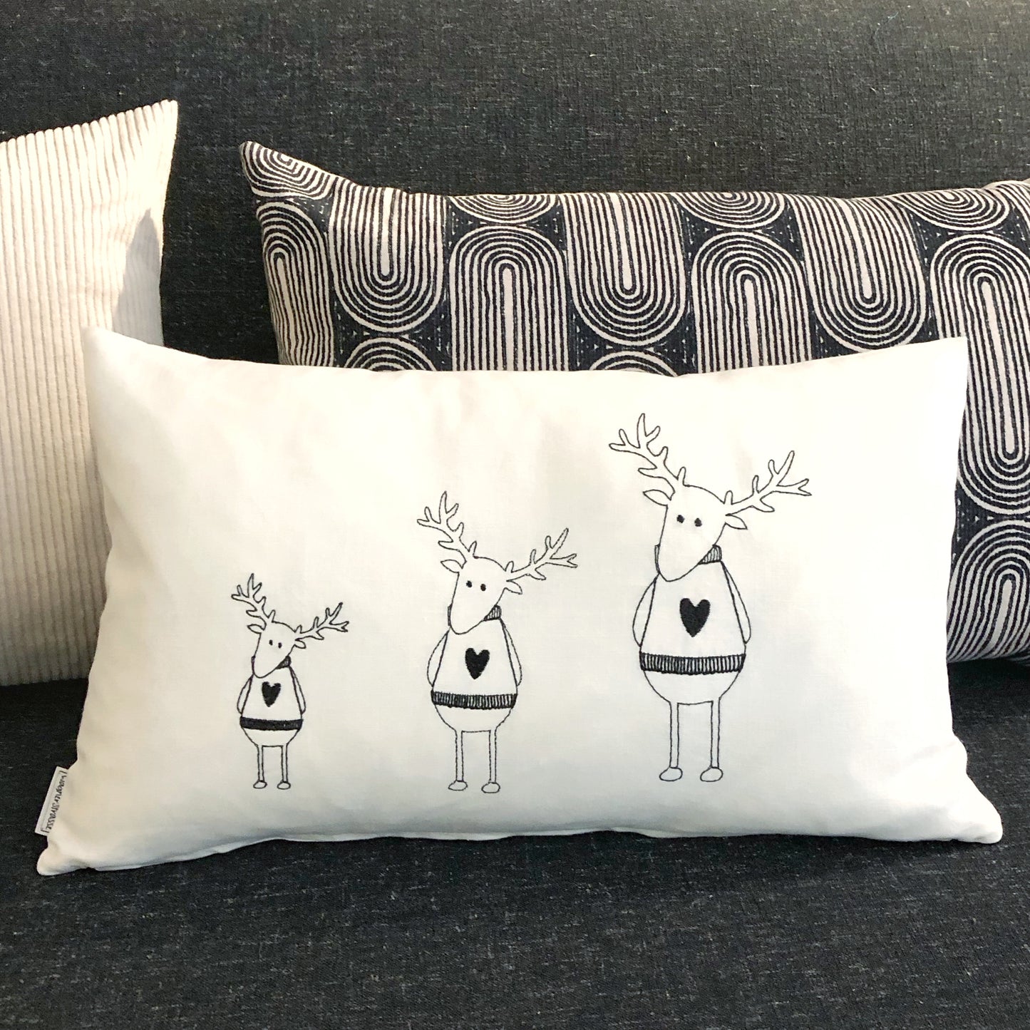 Weihnachtlich bestickte Kissen