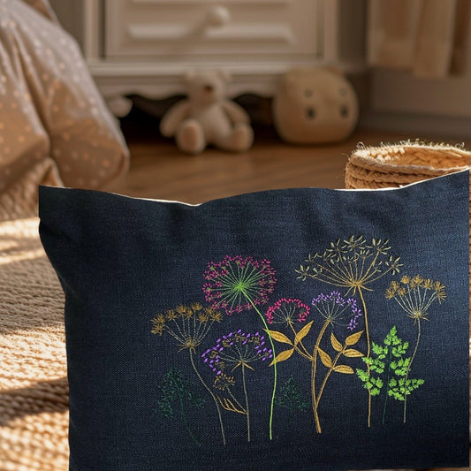 Kissen mit gestickter Blumenwiese