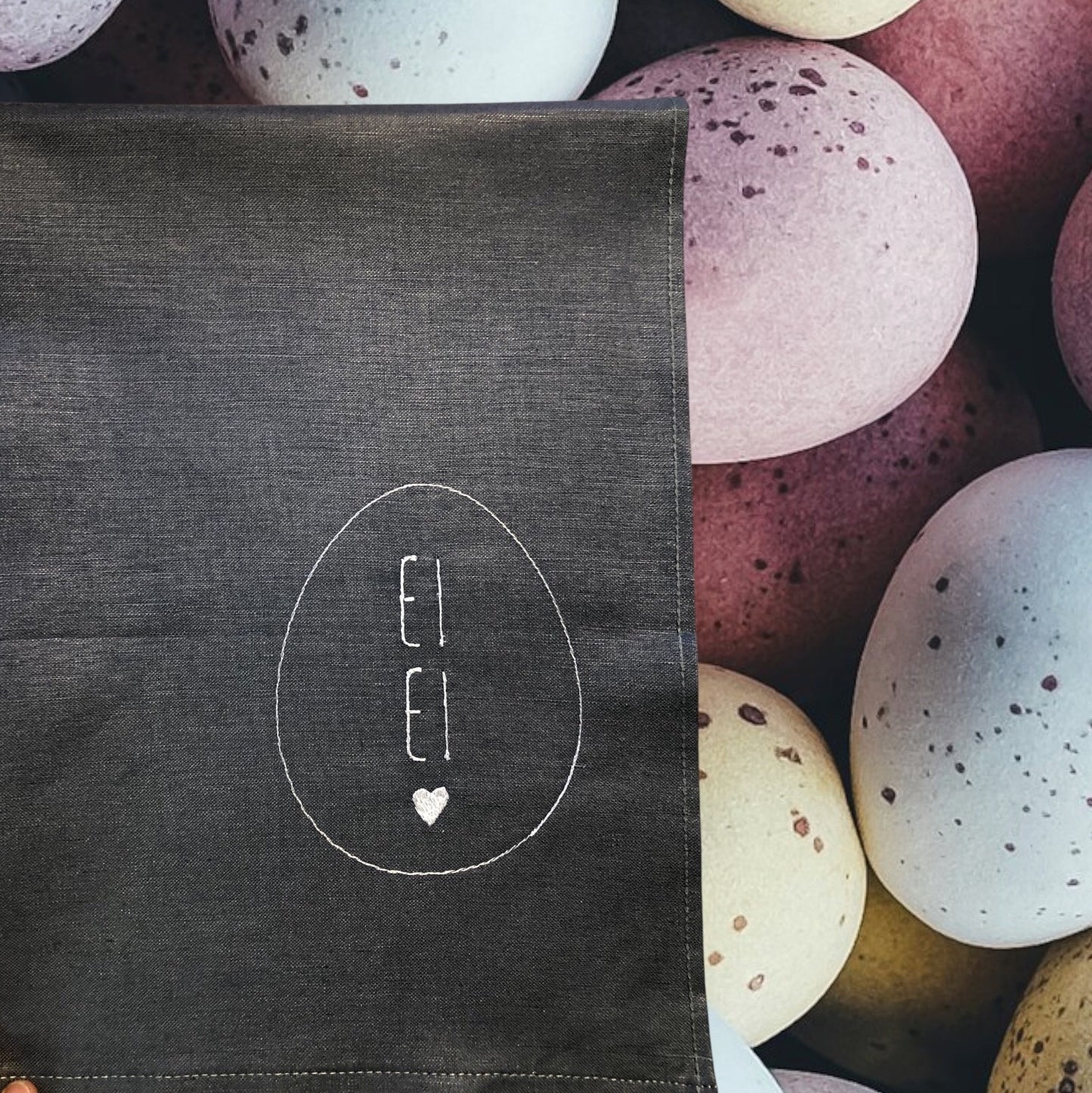 Geschirrtuch mit Stickerei für Ostern