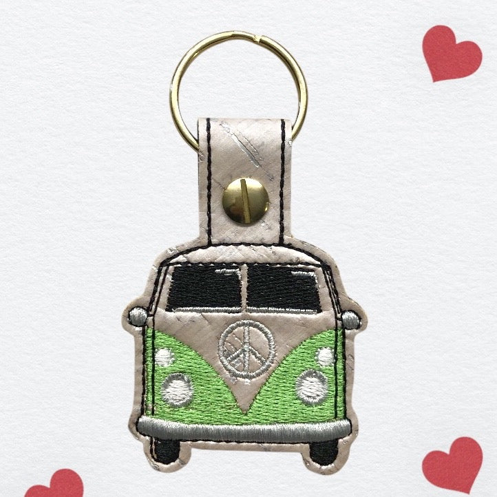 Schlüssel Anhänger Bag Charm aus Kork mit Stickerei