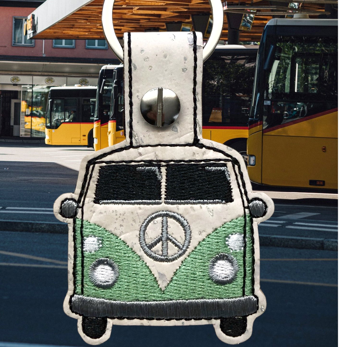 Schlüssel Anhänger Bag Charm aus Kork mit Stickerei
