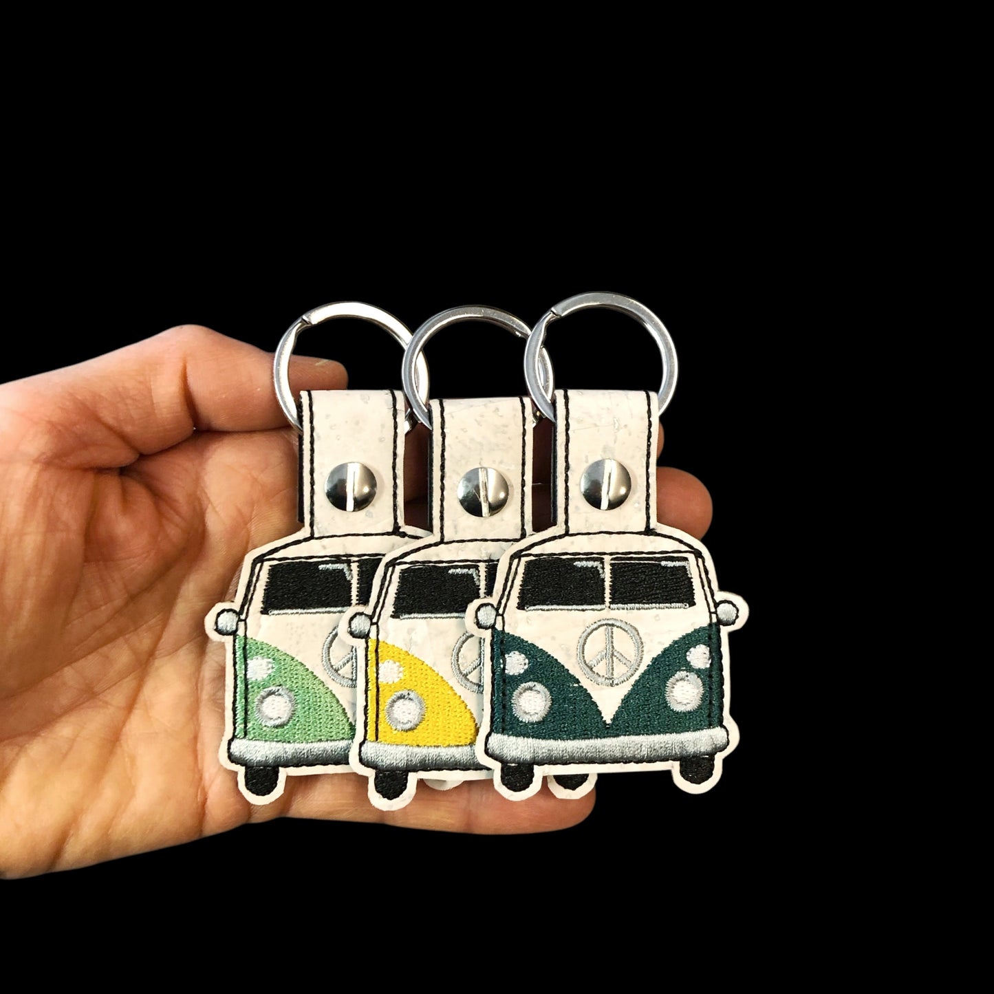 Schlüssel Anhänger Bag Charm aus Kork mit Stickerei