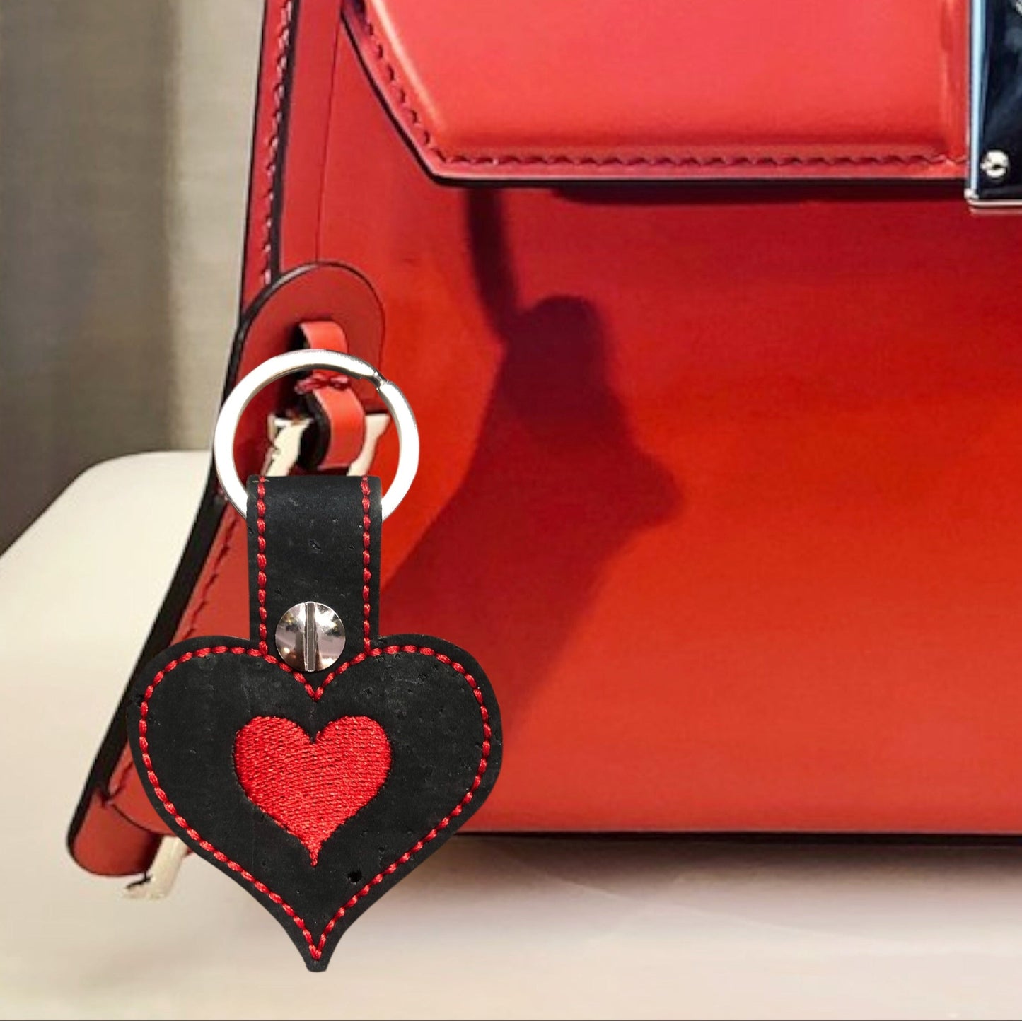 Bag Charm Schlüssel Anhänger aus Kork mit Stickerei