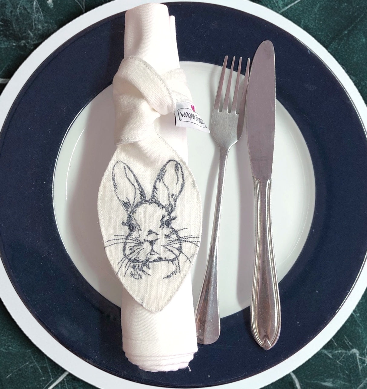 Schleife mit Osterhase Stickerei