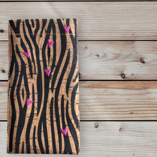 Hülle aus Kork mit Stickerei