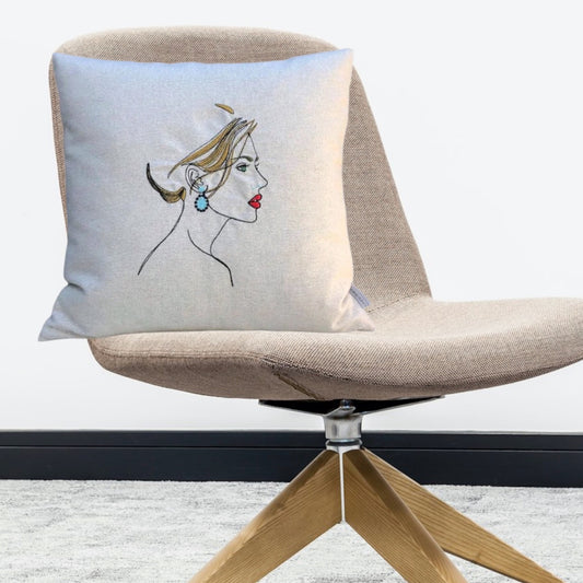 Kissen mit gestickter Schönheit