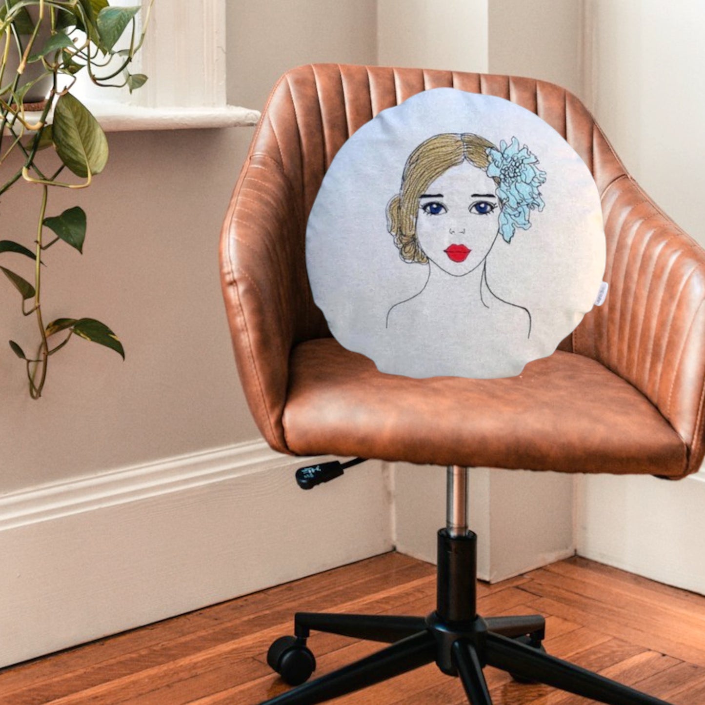 Rundes Kissen mit Ballerina Stickerei hell