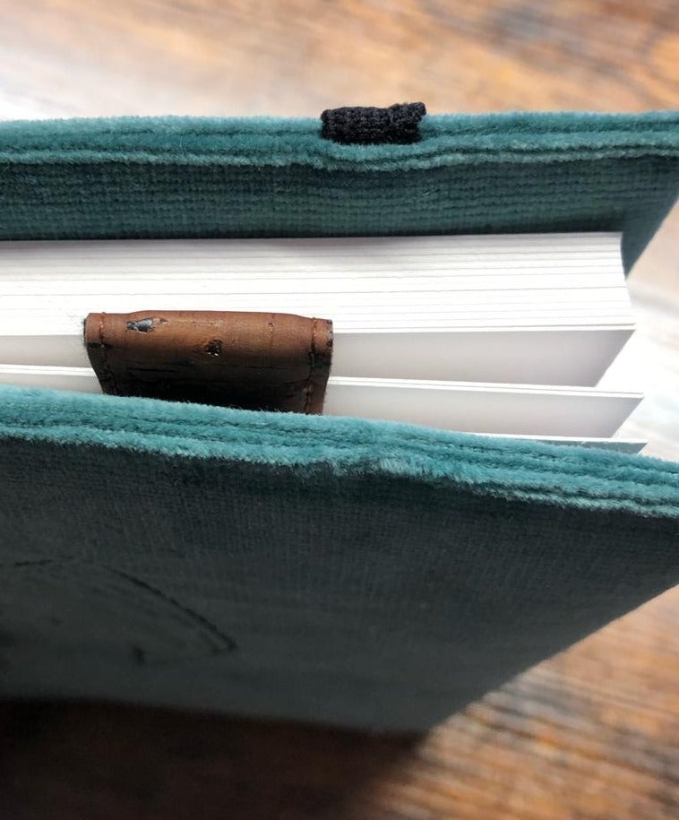 Lesezeichen aus Kork mit Mehlsack Stickerei