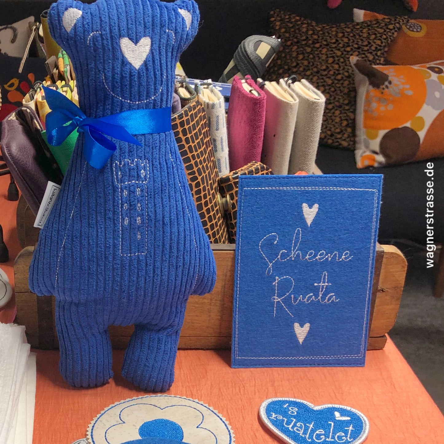 Gestickte Postkarte mit Herzen blau weiß