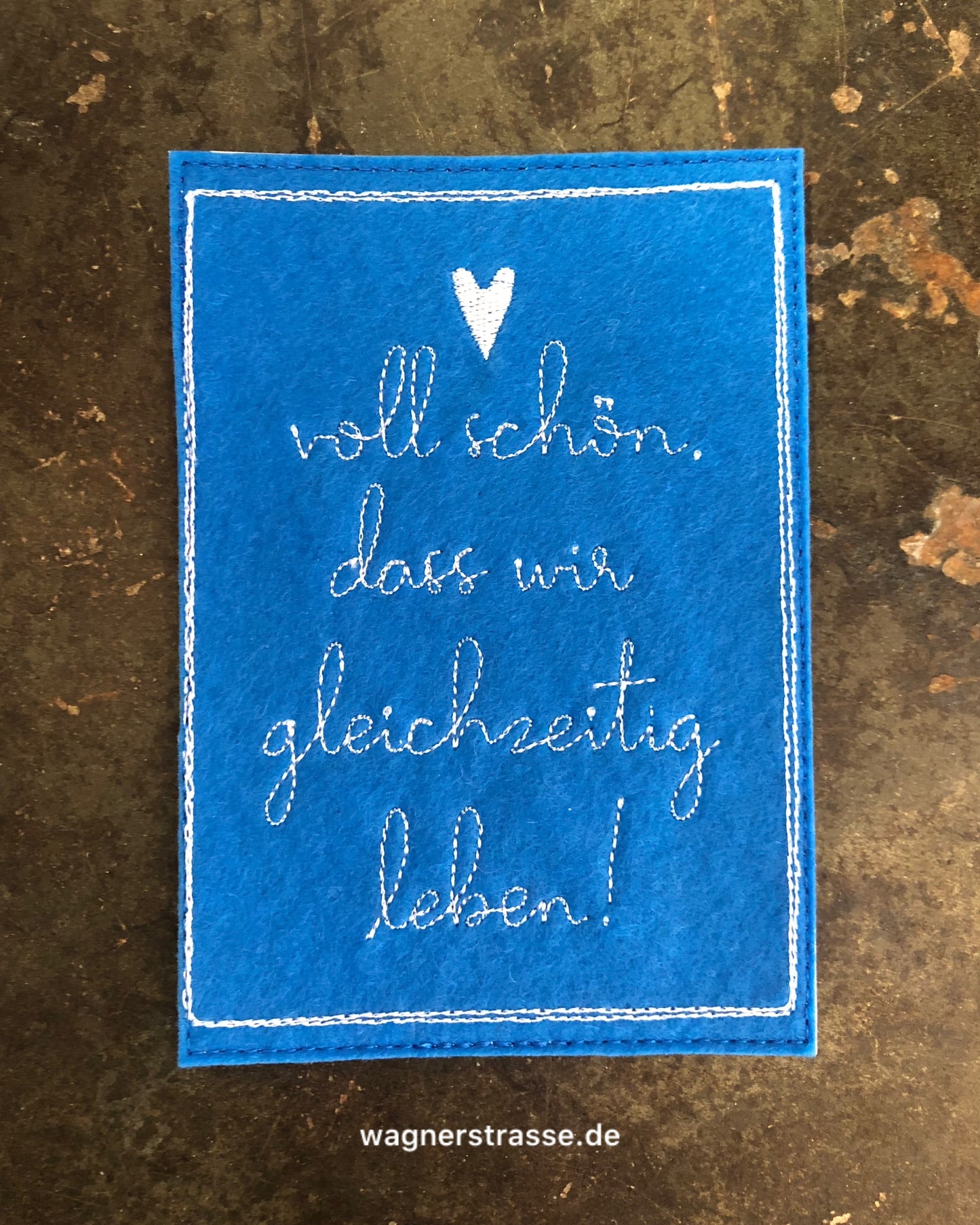 Gestickte Postkarte mit Herzen blau weiß