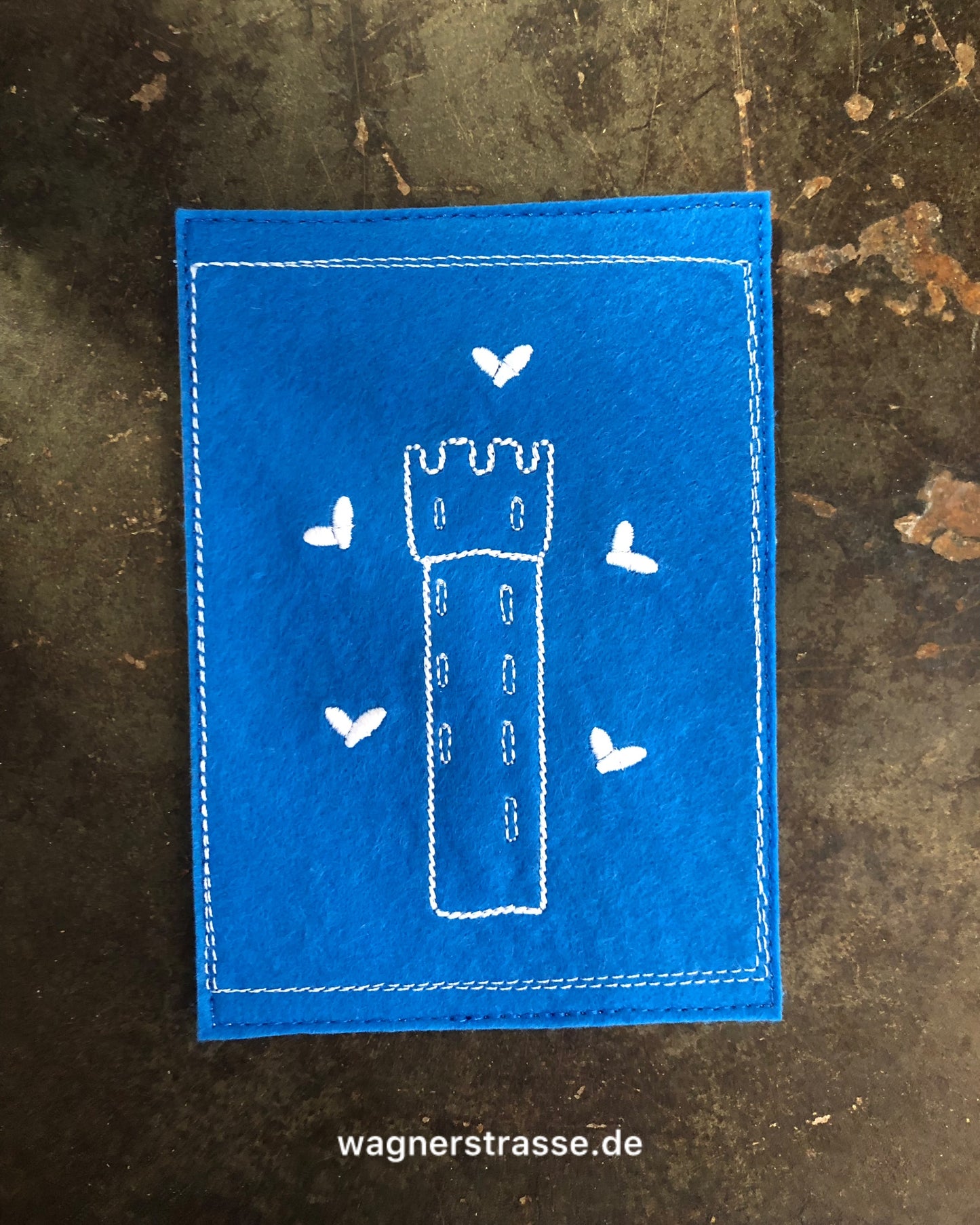 Gestickte Postkarte mit Herzen blau weiß