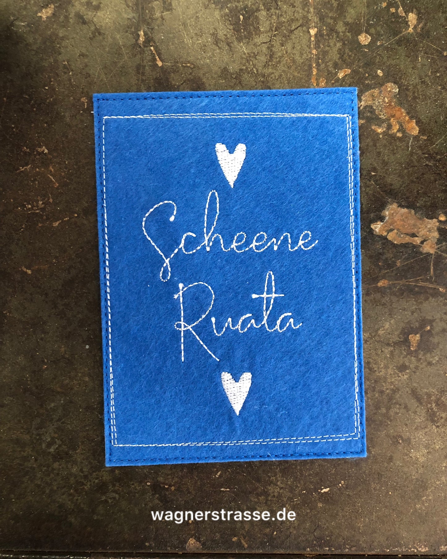 Gestickte Postkarte mit Herzen blau weiß