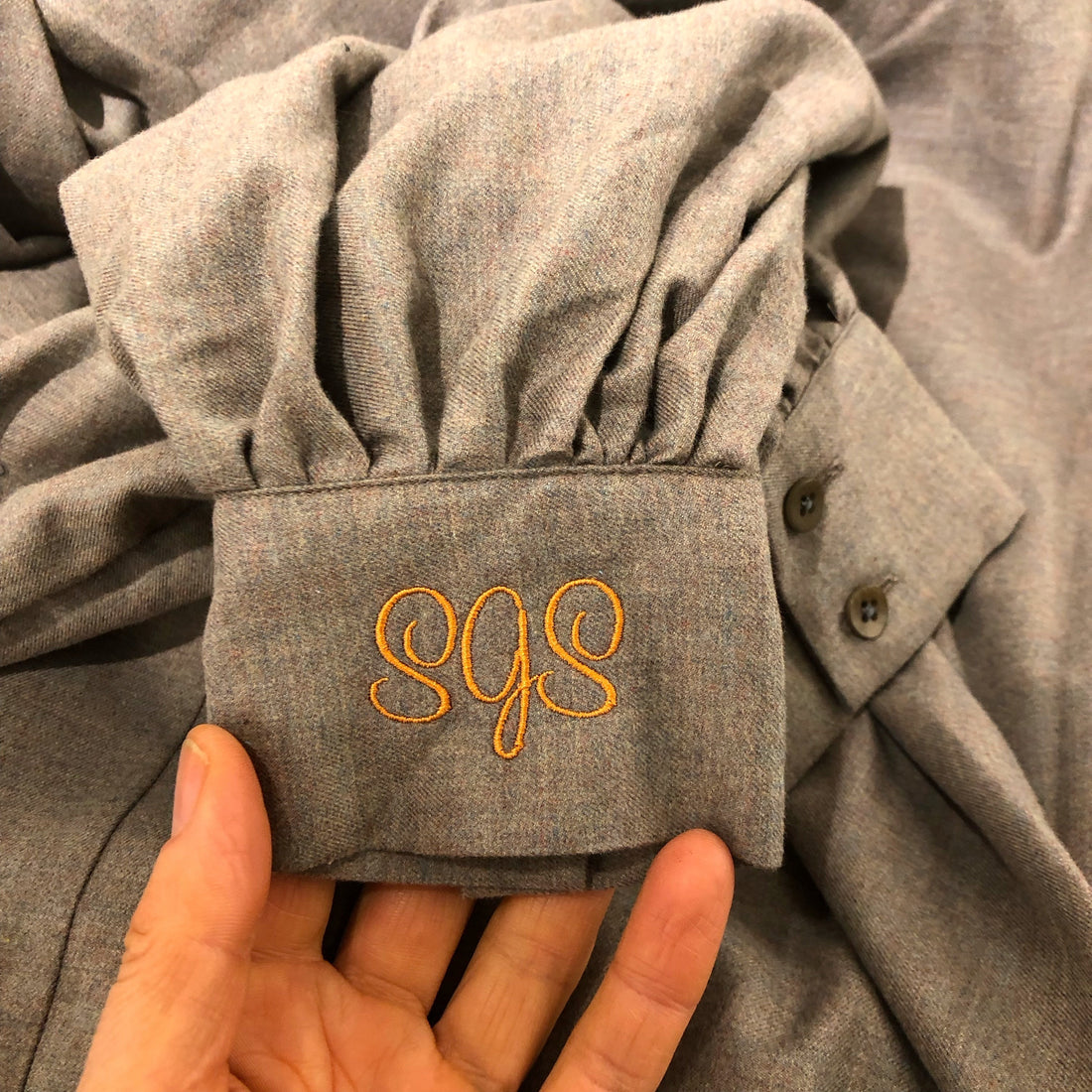 Monogramm Bestickung auf Manschetten