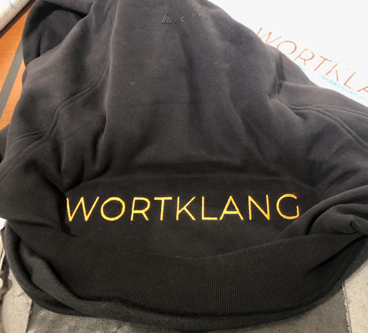 Logo Digitalisierung und Bestickung von Hoodies fuer die Praxis