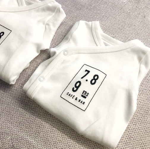 Babybody mit Logo Stickerei