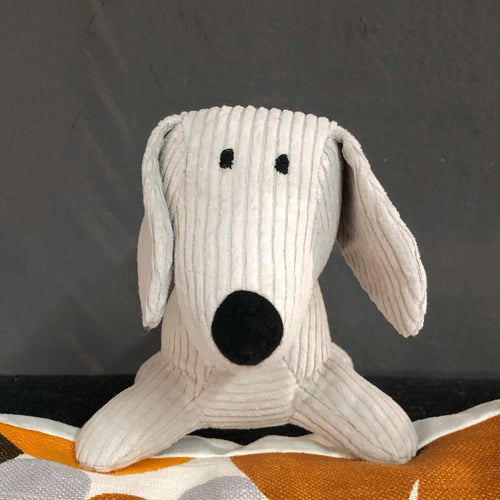 Handgefertigter Dackel Fred in beige zu Weihnachten