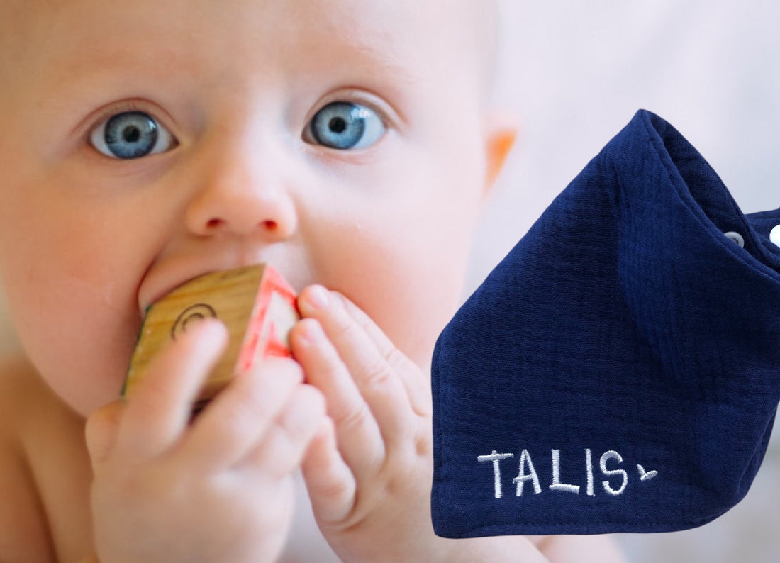 Babylatz Dreieckstuch mit Namensstickerei