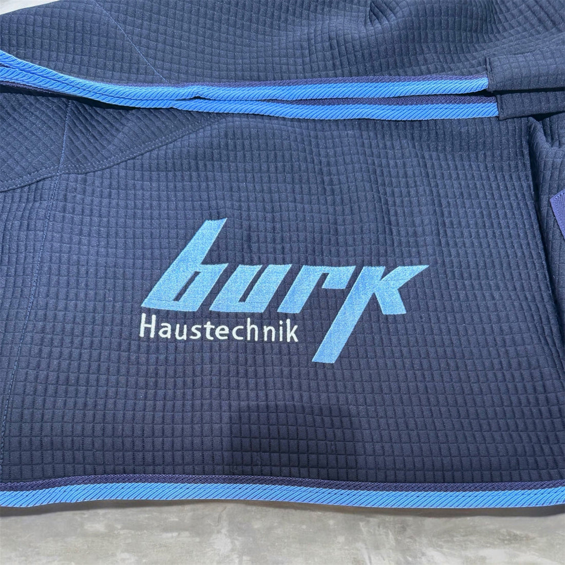 Bestickung Pferdedecke
