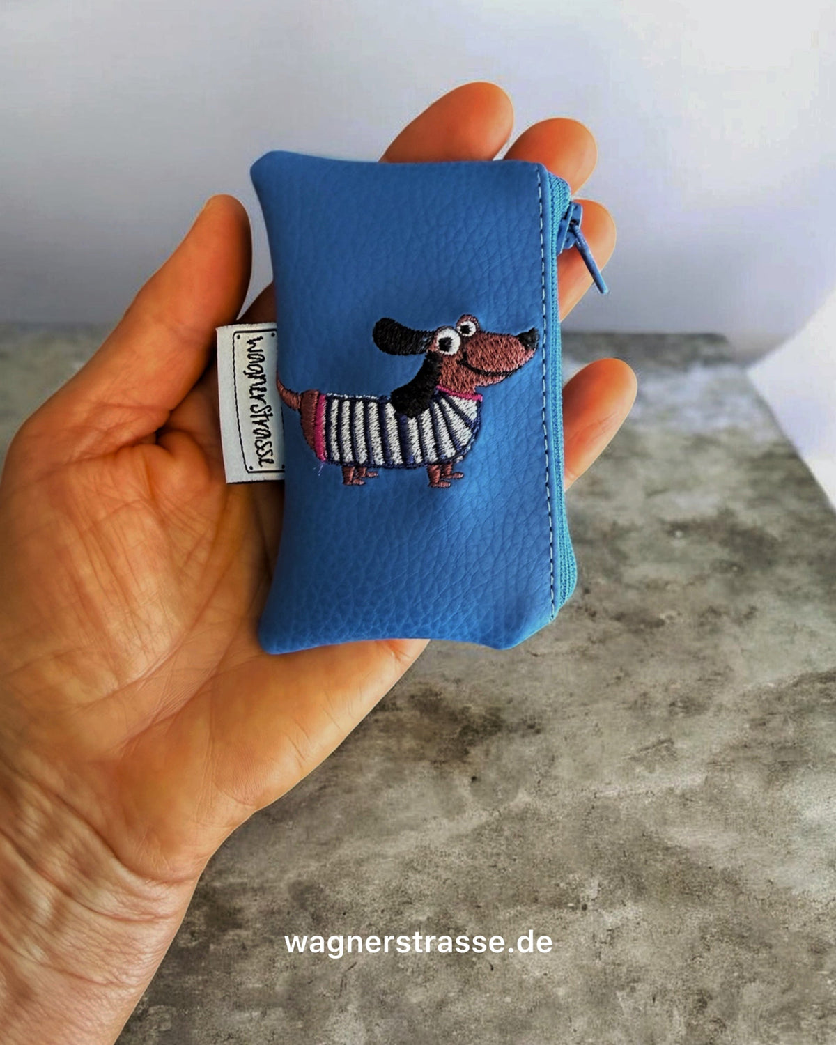 Personalisiertes Schlüsselmäppchen mit Dackel Stickerei