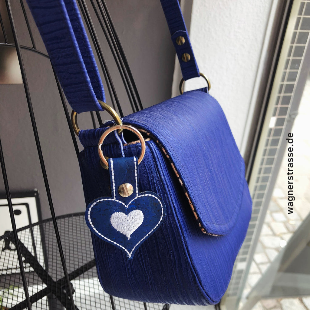 Bag Charm Schlüsselanhänger aus Kork in blau weiss