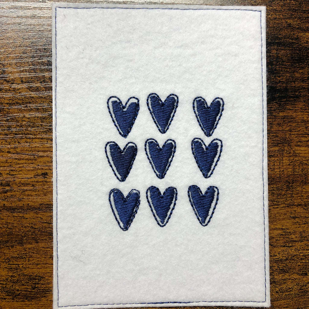 Gestickte Postkarte mit Herzen blau weiß