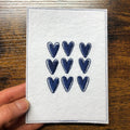Gestickte Postkarte mit Herzen blau weiß
