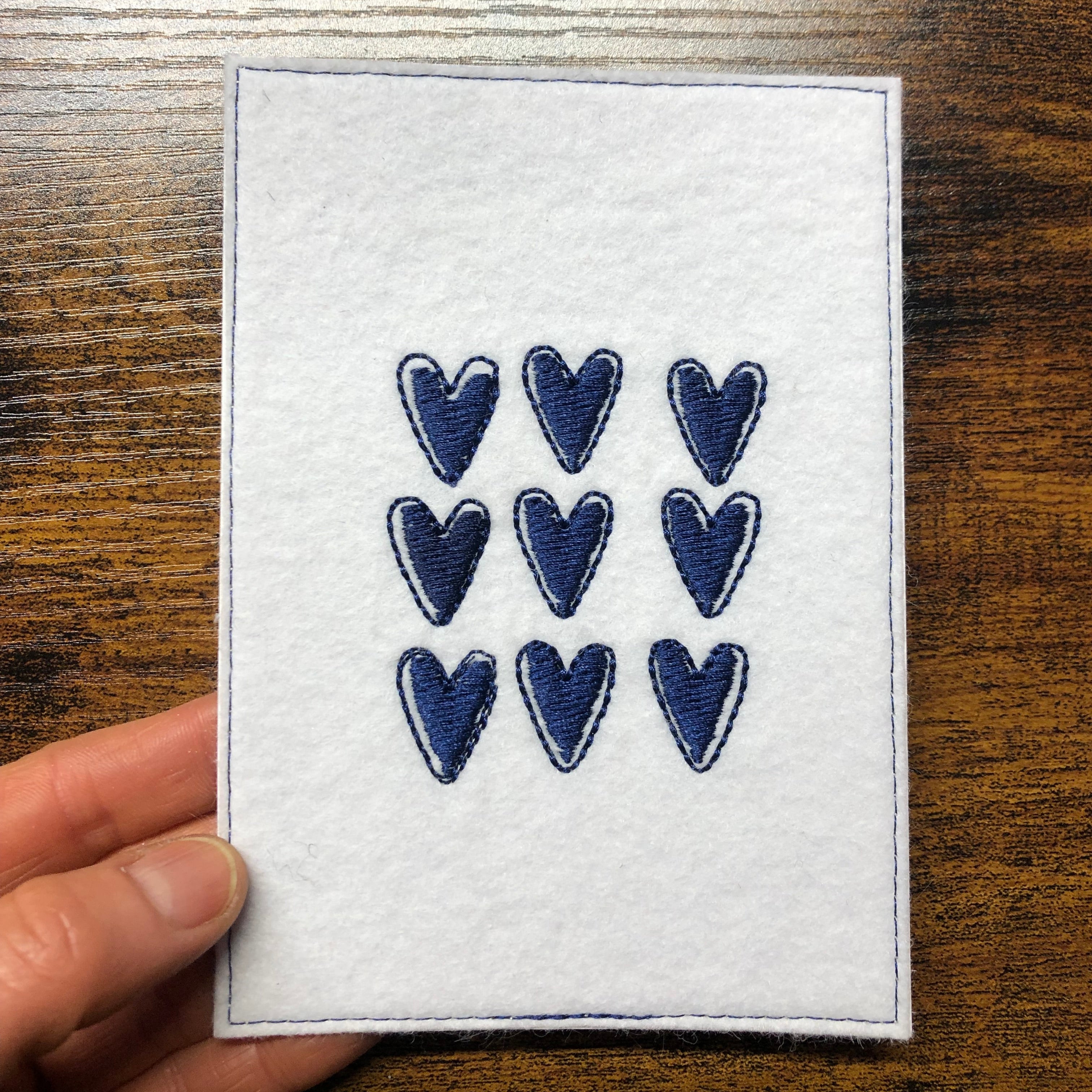 Gestickte Postkarte mit Herzen blau weiß