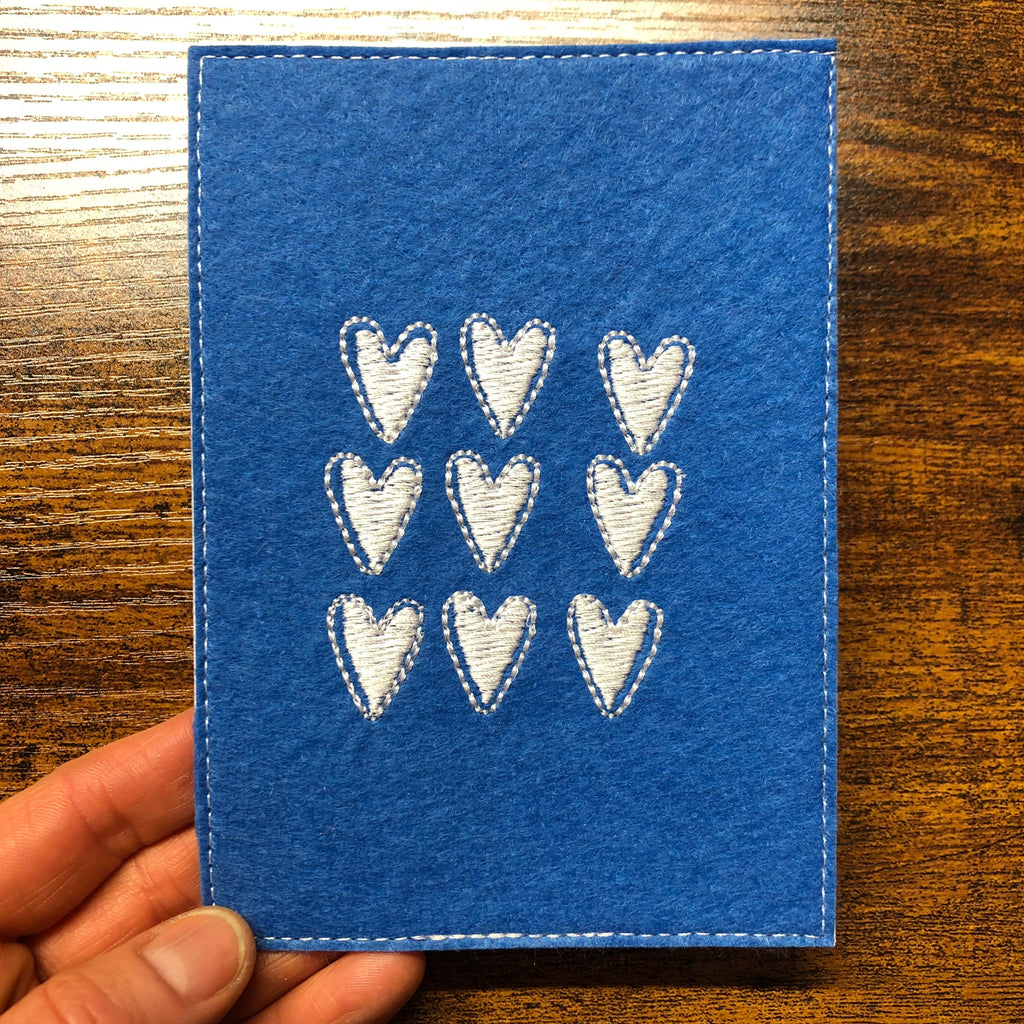 Gestickte Postkarte mit Herzen blau weiß