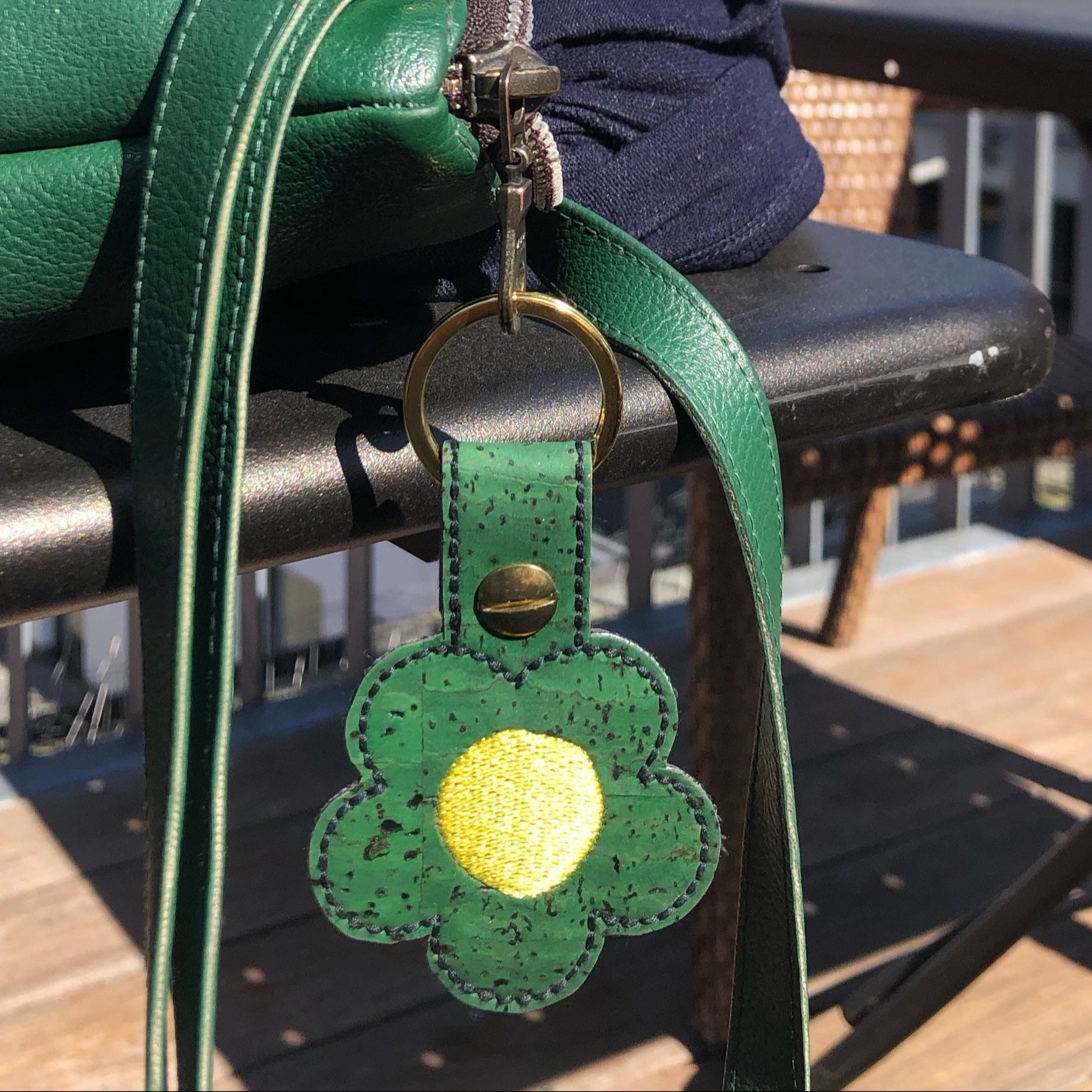 Bag Charm Schlüssel  Anhänger aus  Kork mit  Stickerei