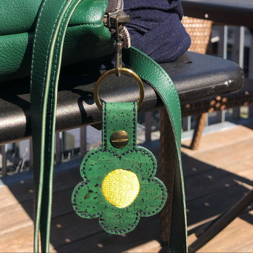 Bag Charm Schlüssel Anhänger aus Kork mit  Stickerei