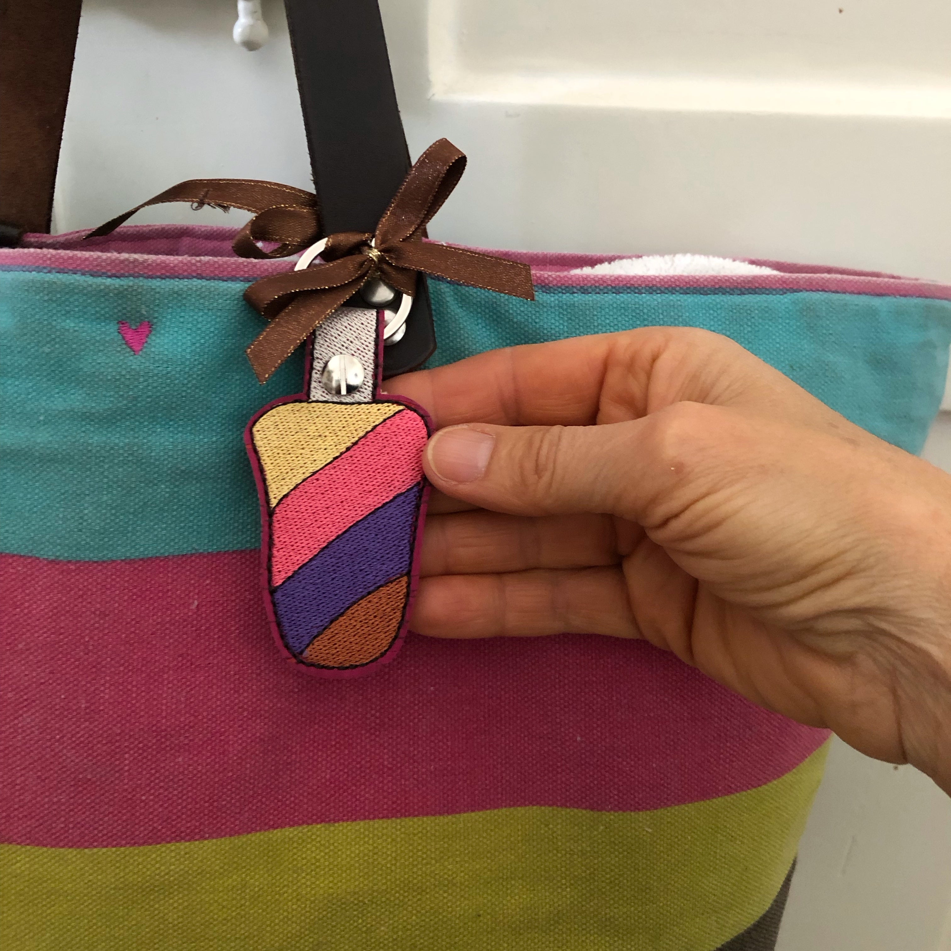 Bag Charm Schlüssel  Anhänger aus  Kork mit  Stickerei