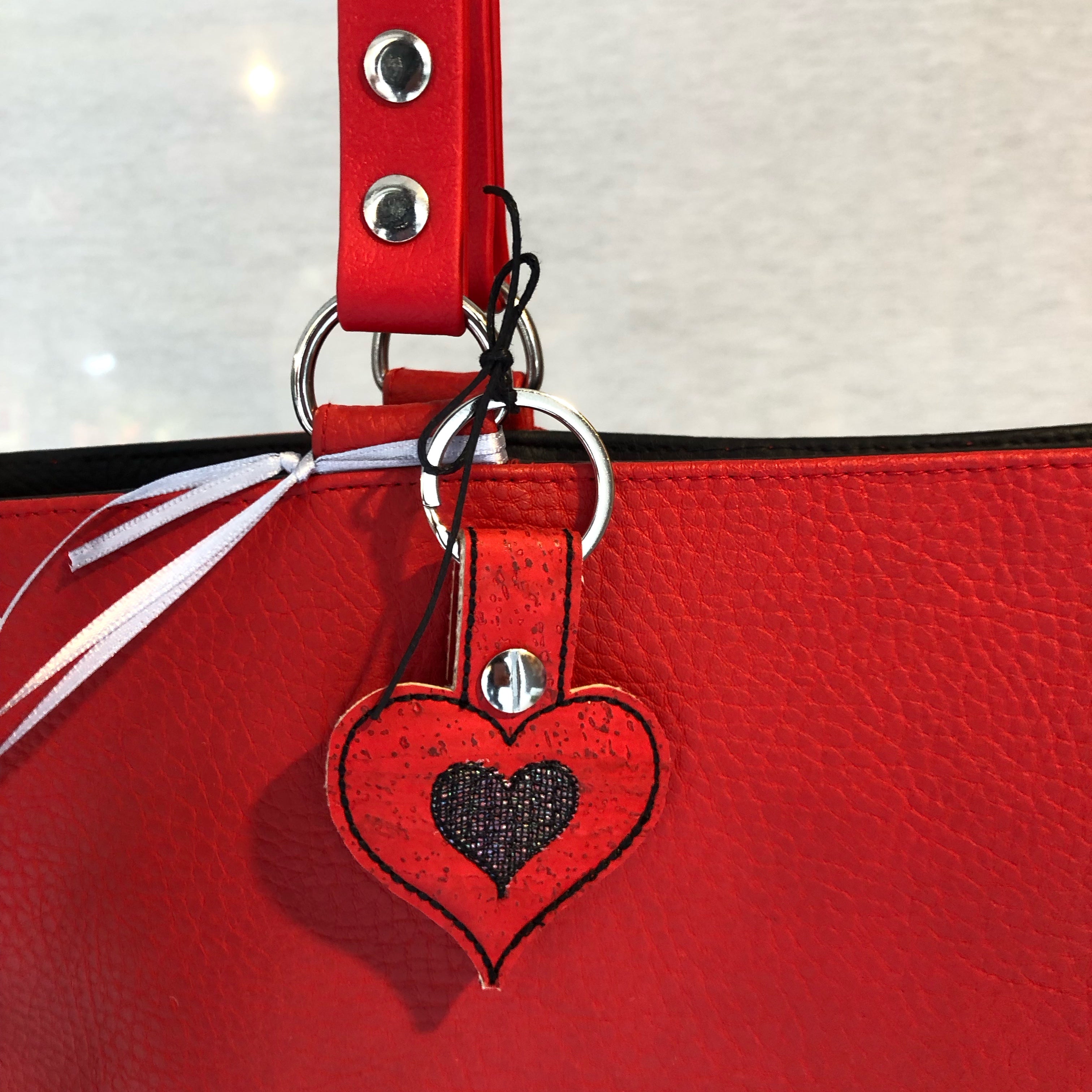 Bag Charm Schlüssel Anhänger aus Kork mit  Stickerei