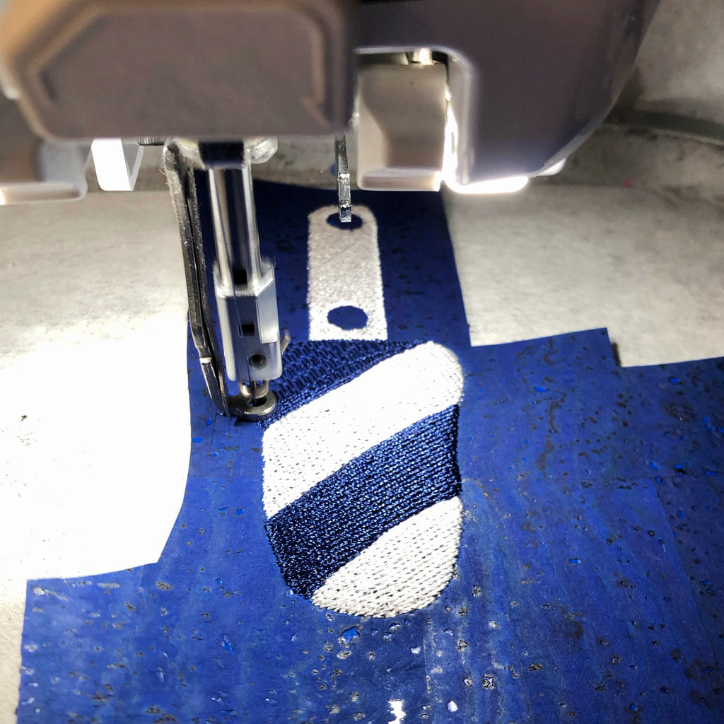 Bag Charm Schlüsselanhänger aus Kork in blau weiss