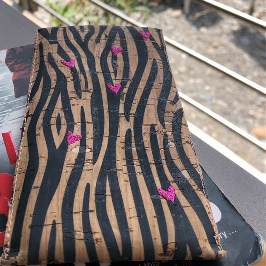 .Hülle aus Kork mit Stickerei.