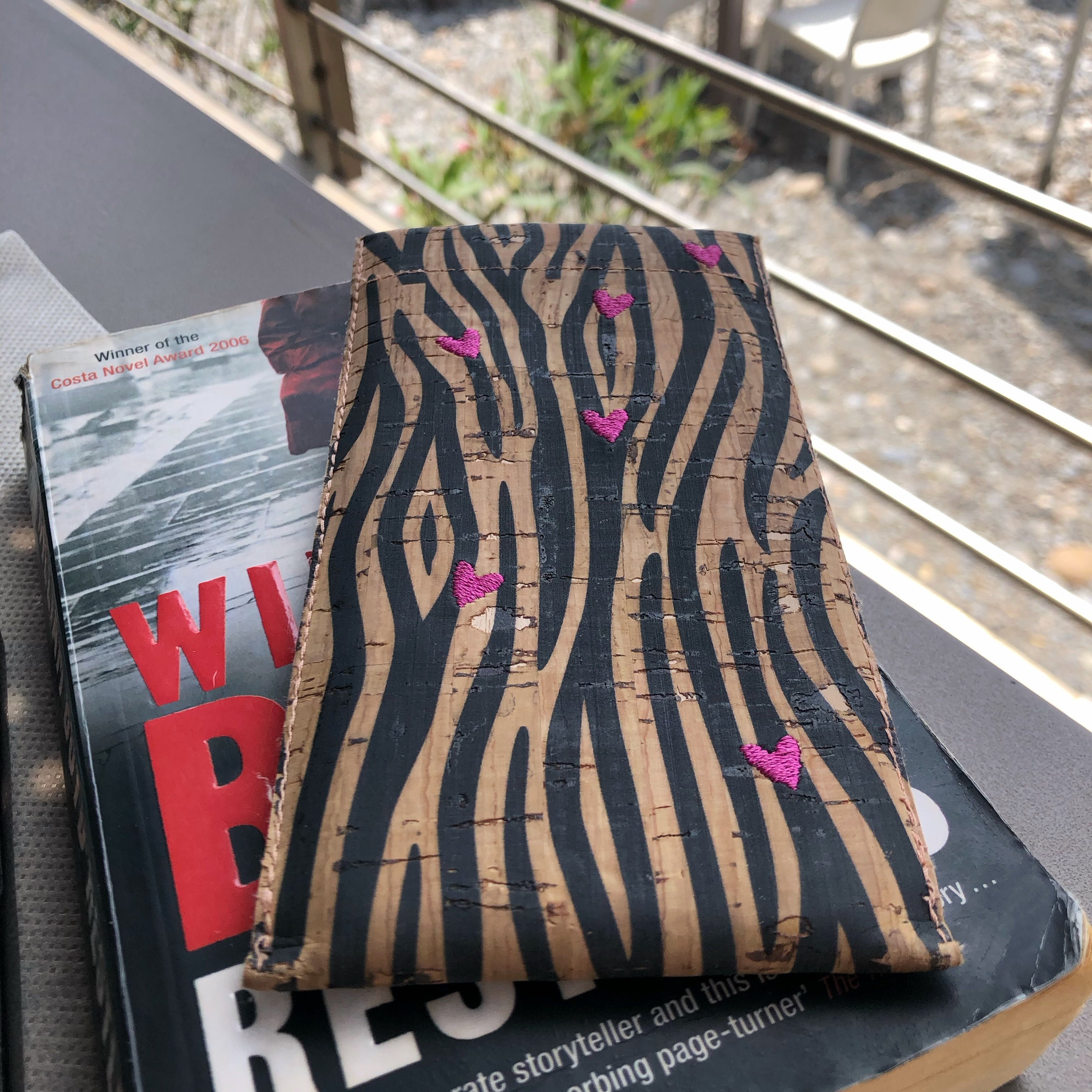 .Hülle aus Kork mit  Stickerei.