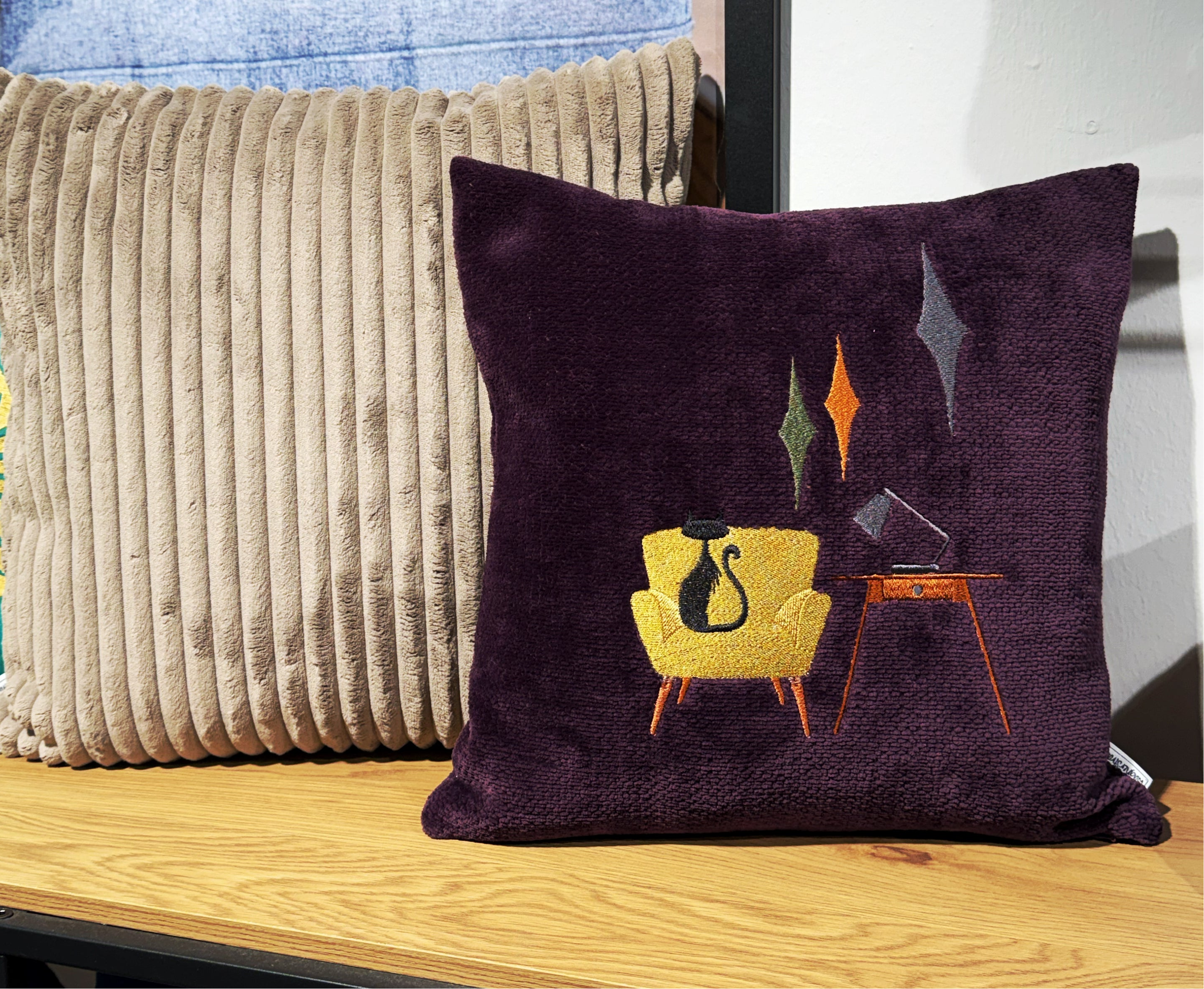 Kissen mit Mid Century Stickerei aubergine