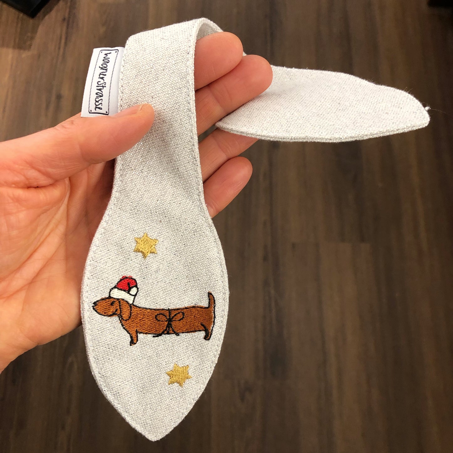 Weihnachtlich bestickte Schleife