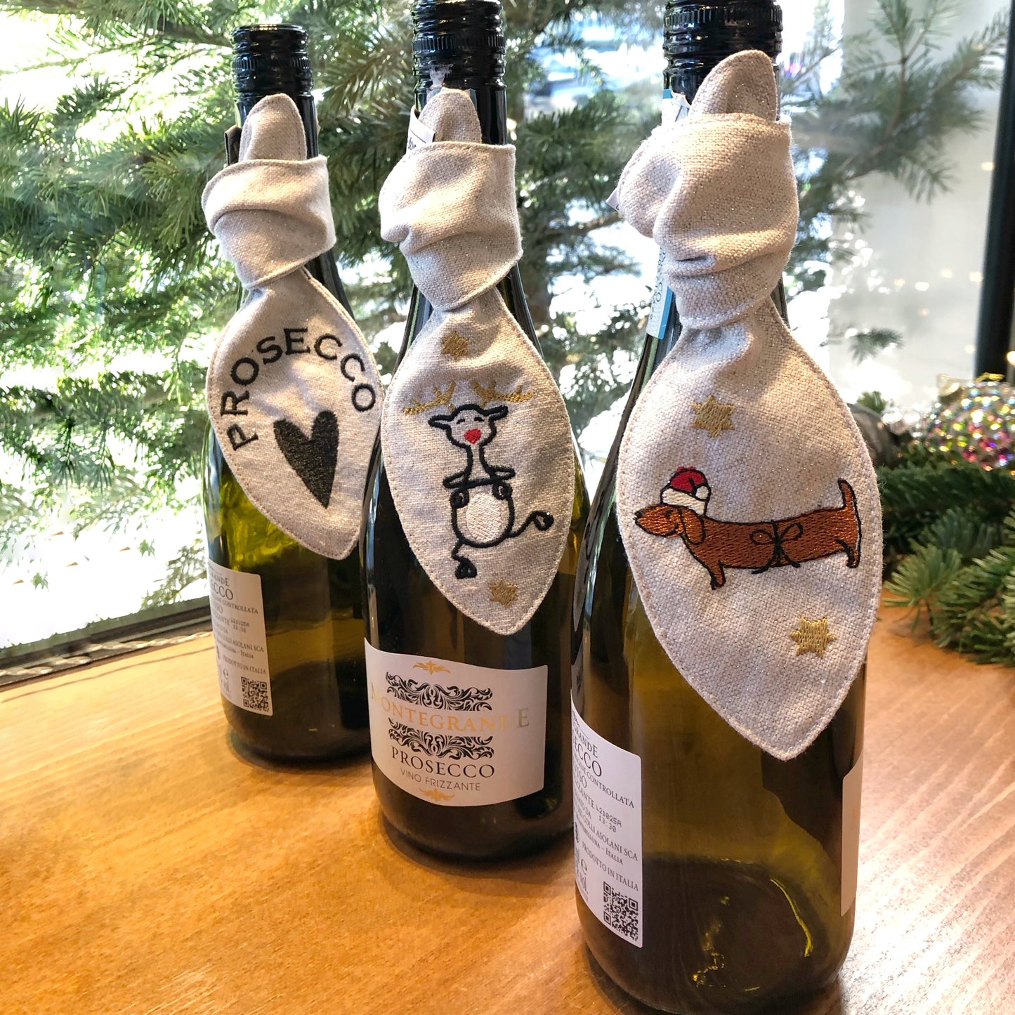 Weihnachtlich bestickte Schleife