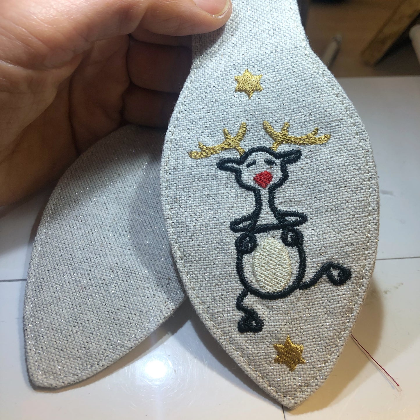 Weihnachtlich bestickte Schleife