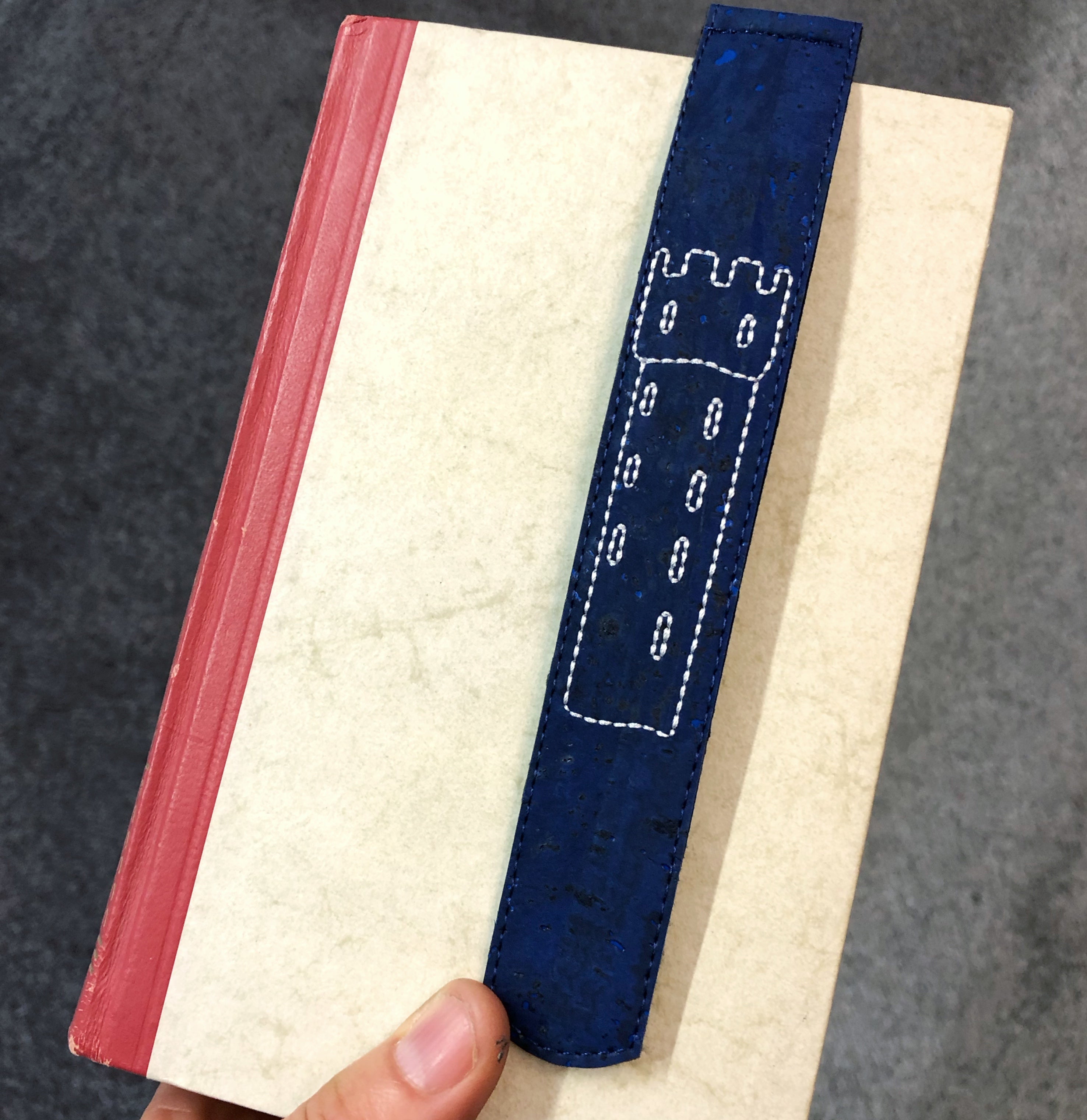 Lesezeichen aus Kork mit Mehlsack Stickerei