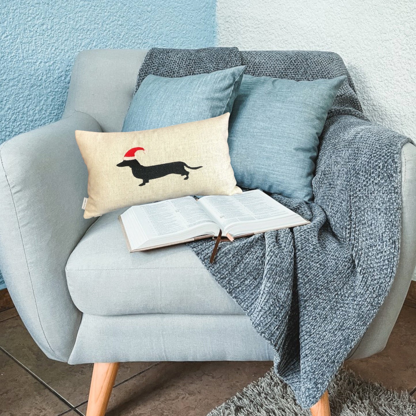 Weihnachtlich bestickte Kissen